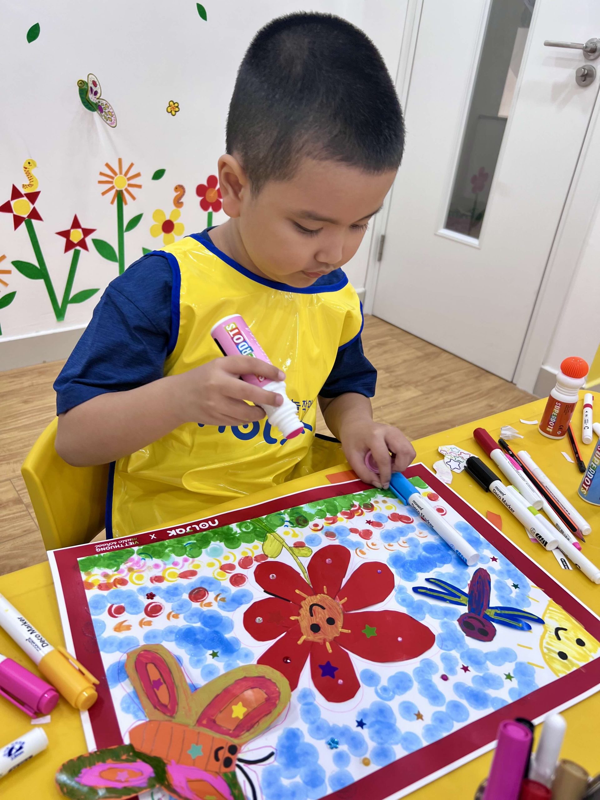 Tranh của bạn Conan với bông hoa vô cùng nổi bật bên chú bướm có thể vỗ cánh.