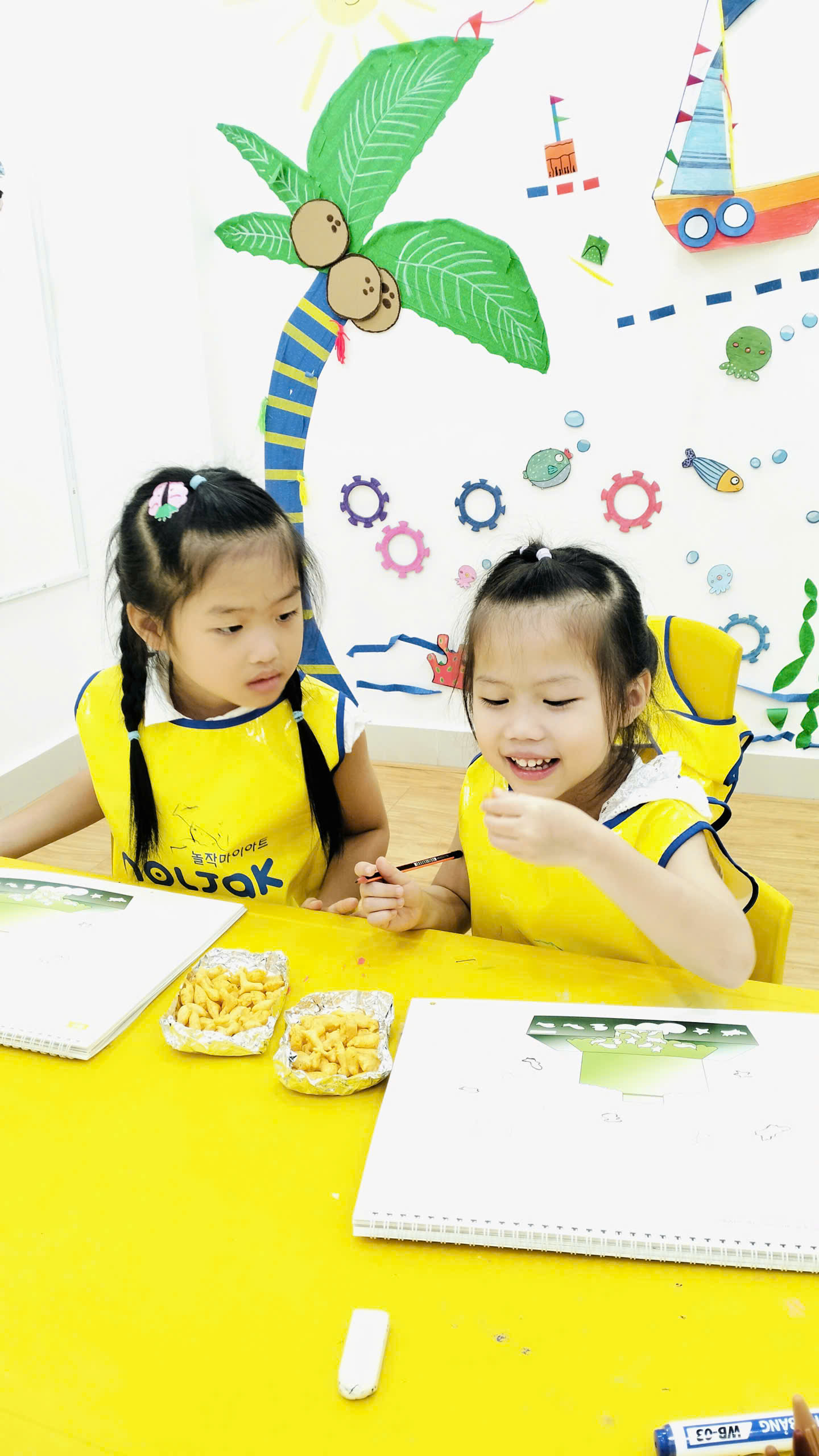 Các bé quan sát những con vật đại dương trong bánh snack