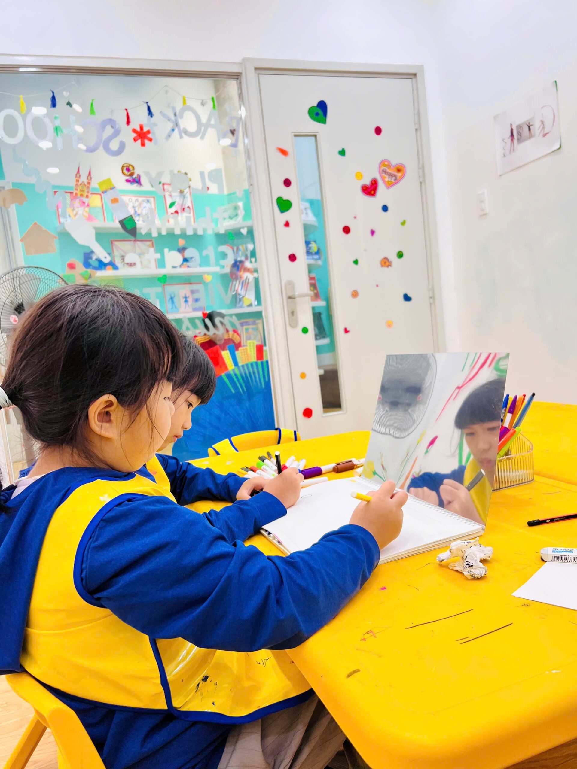 Bé tập vẽ chân dung bản thân ?‍?✨