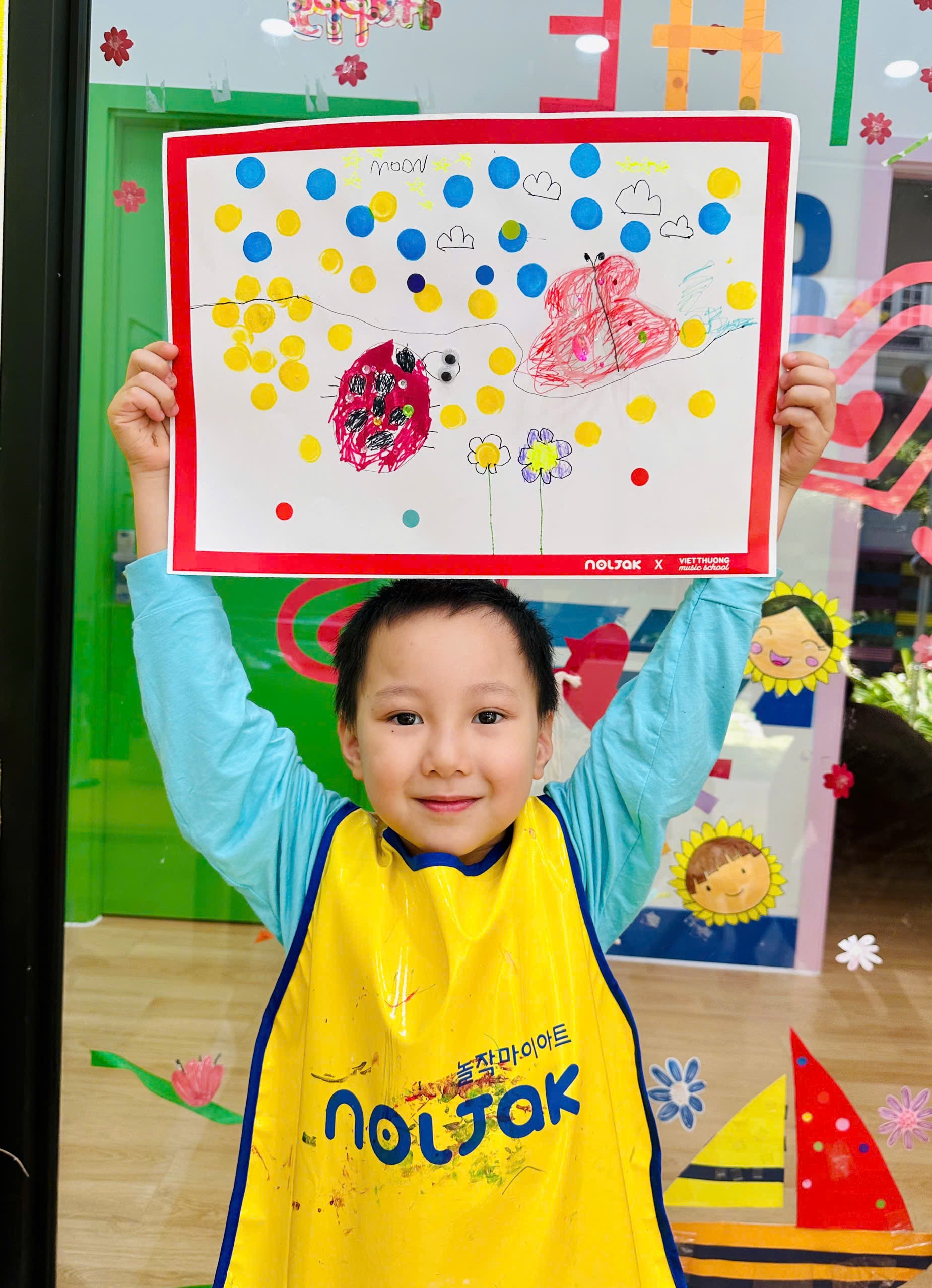 Bé Học Vẽ Tranh Bọ Rùa Từ Những Chấm Tròn Tại Lớp Mỹ Thuật Sáng Tạo Noljak