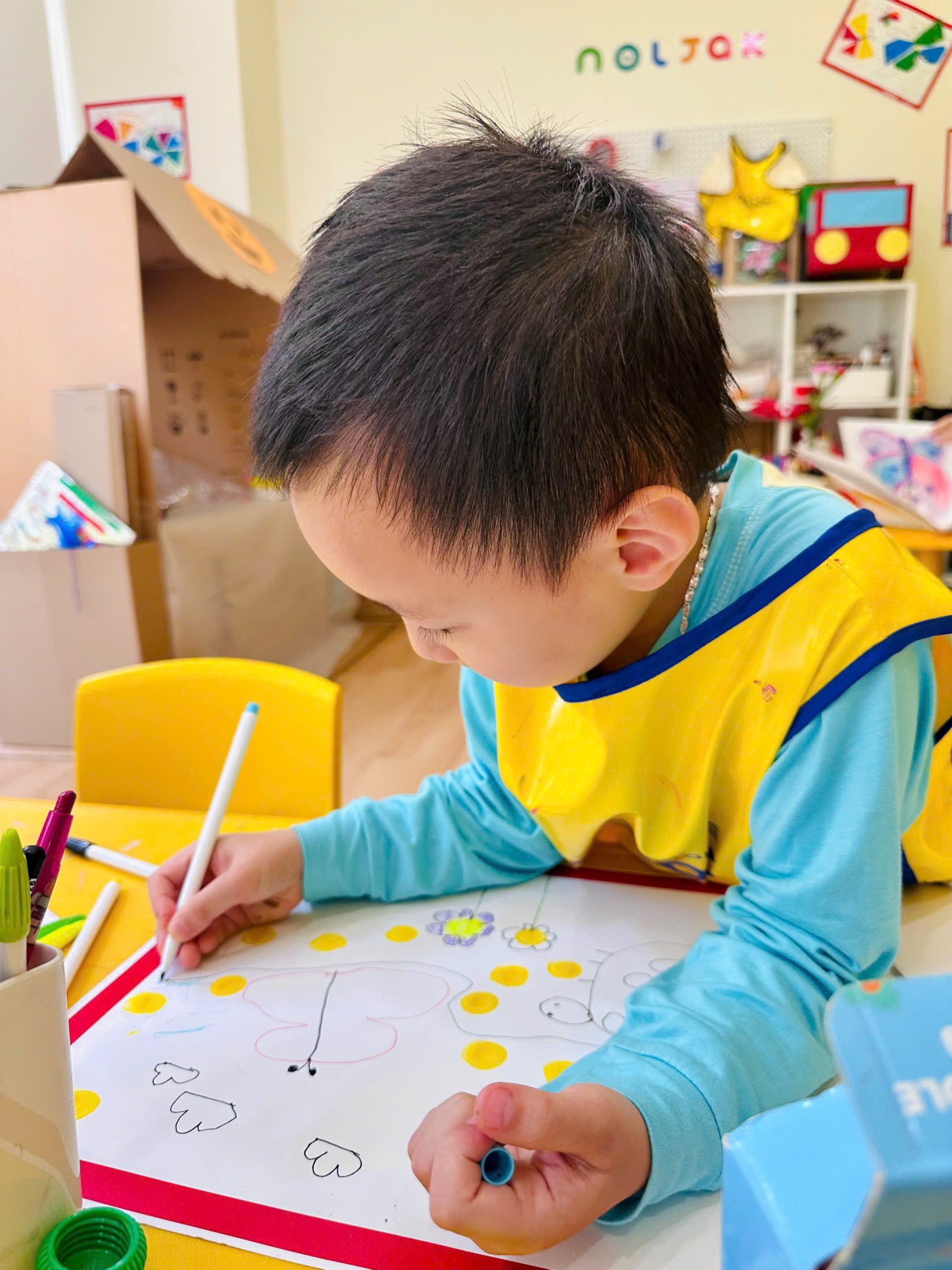 Bé Học Vẽ Tranh Bọ Rùa Từ Những Chấm Tròn Tại Lớp Mỹ Thuật Sáng Tạo Noljak