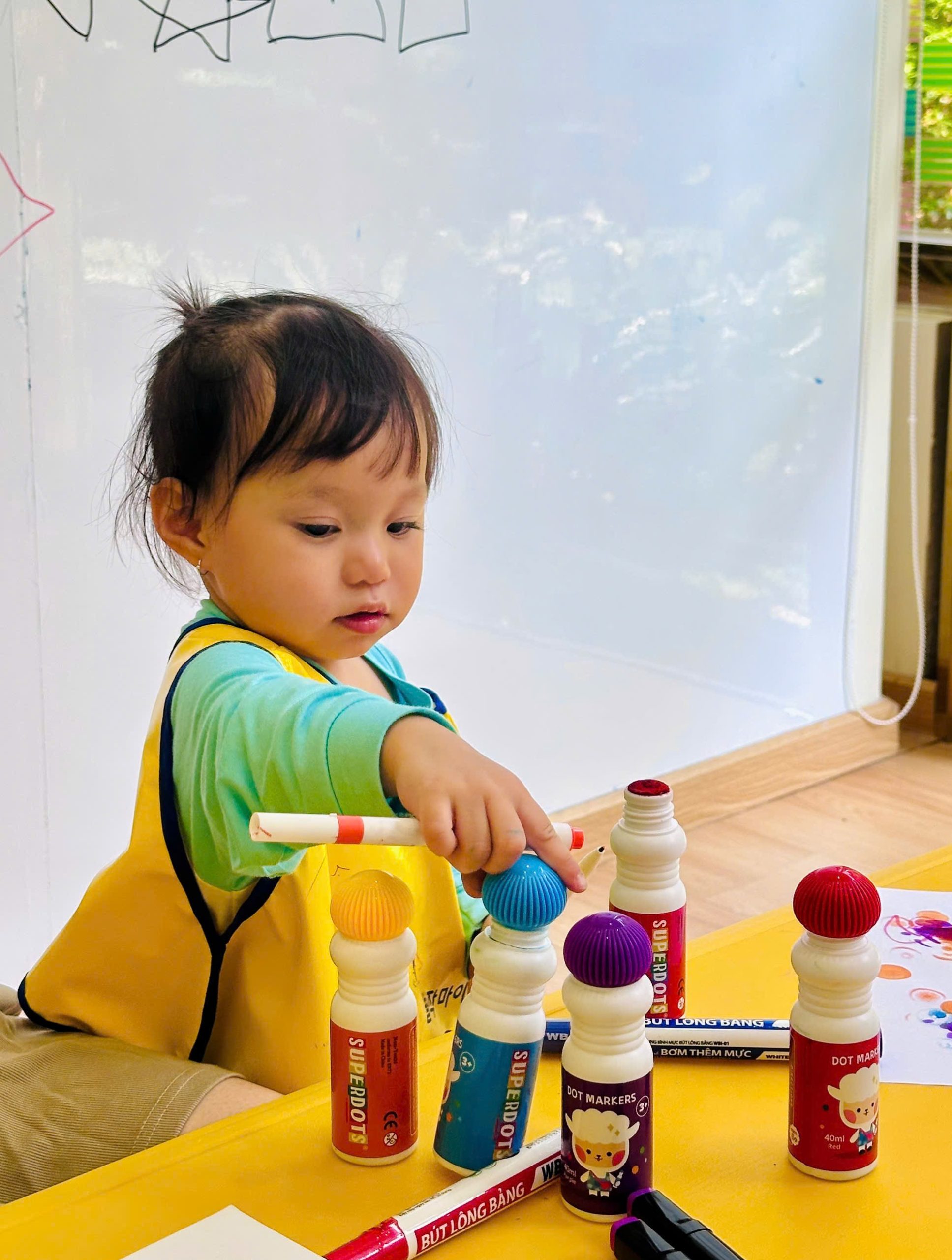 Bé Học Vẽ Tranh Bọ Rùa Từ Những Chấm Tròn Tại Lớp Mỹ Thuật Sáng Tạo Noljak