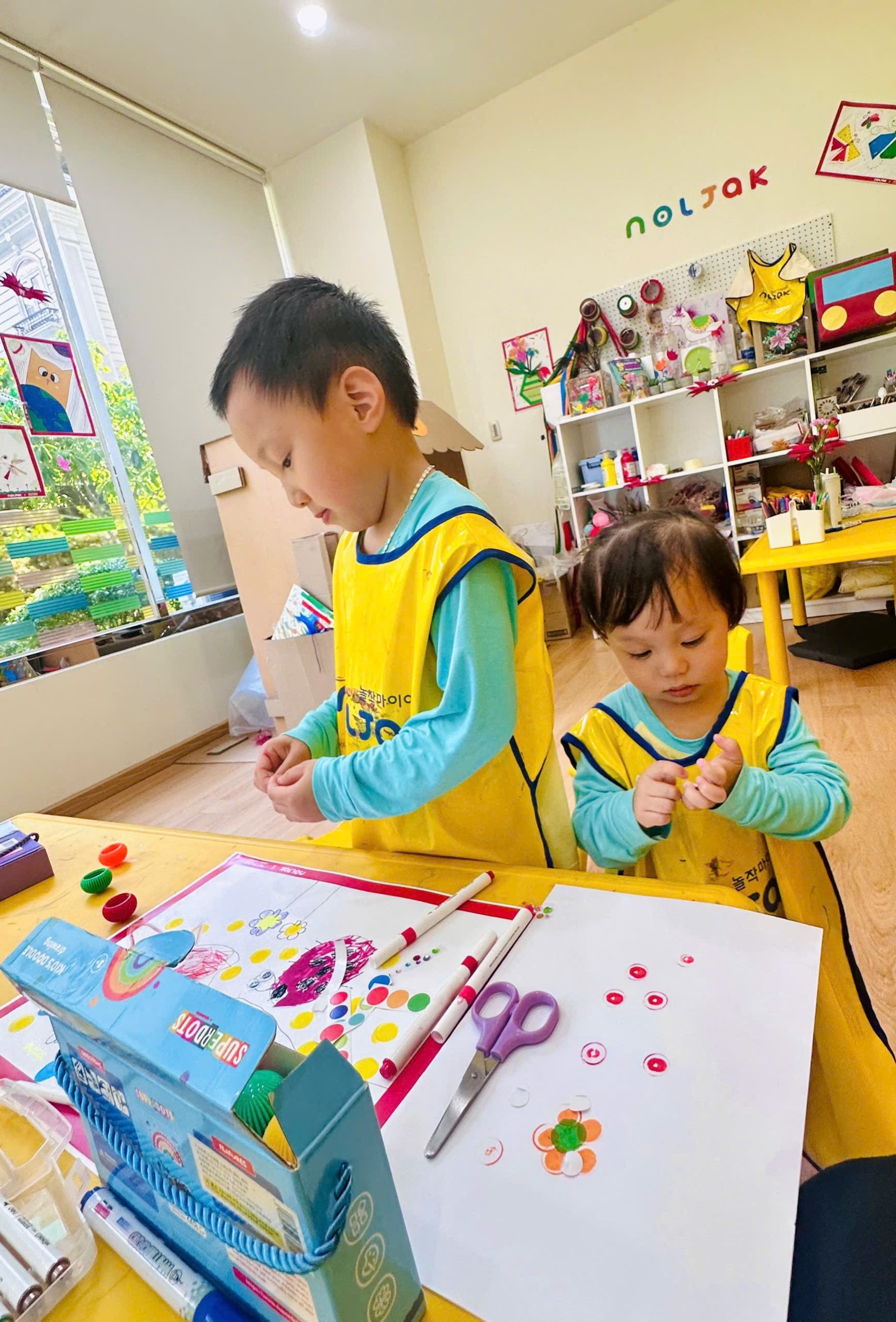 Bé Học Vẽ Tranh Bọ Rùa Từ Những Chấm Tròn Tại Lớp Mỹ Thuật Sáng Tạo Noljak