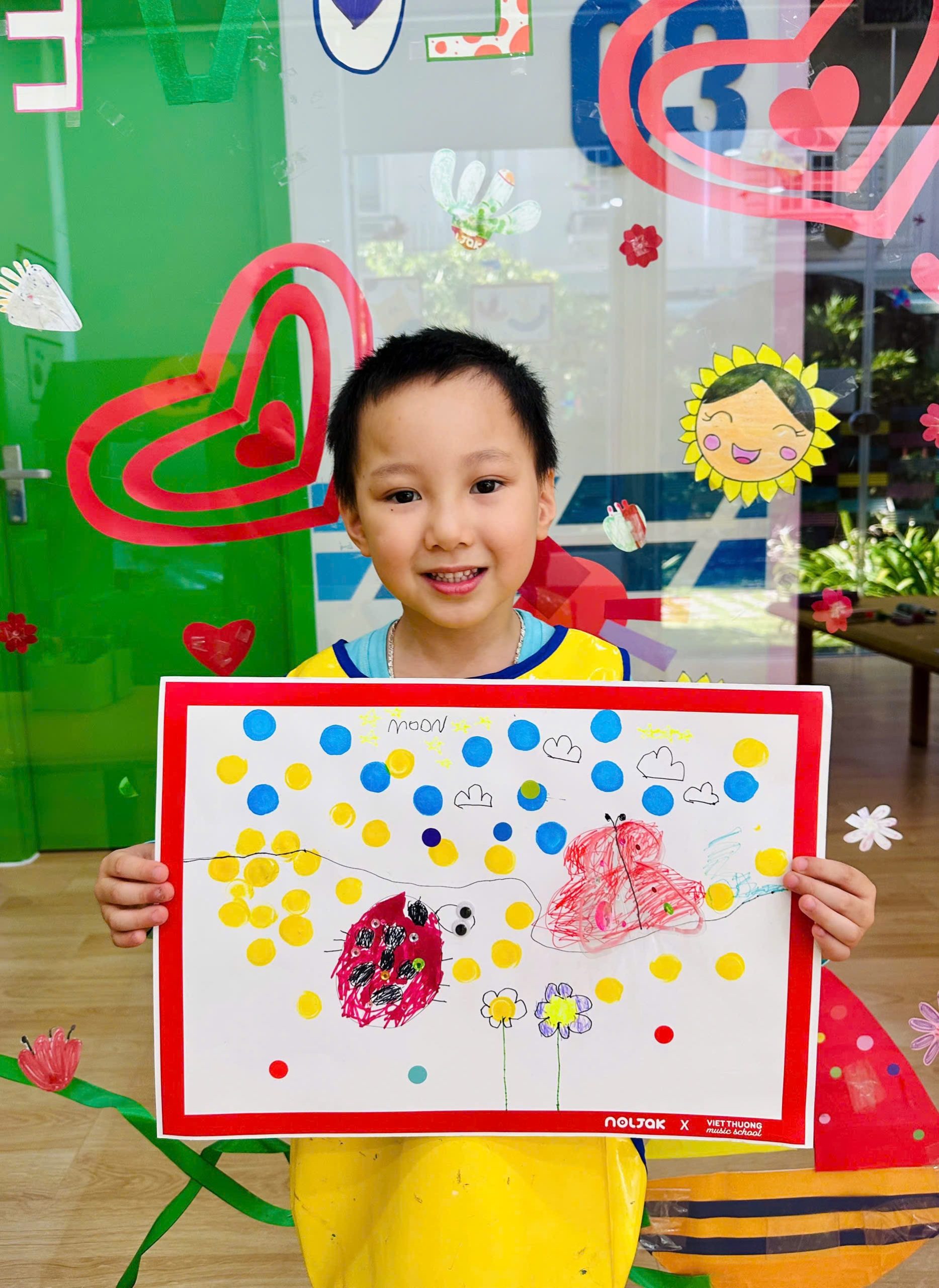 Bé Học Vẽ Tranh Bọ Rùa Từ Những Chấm Tròn Tại Lớp Mỹ Thuật Sáng Tạo Noljak