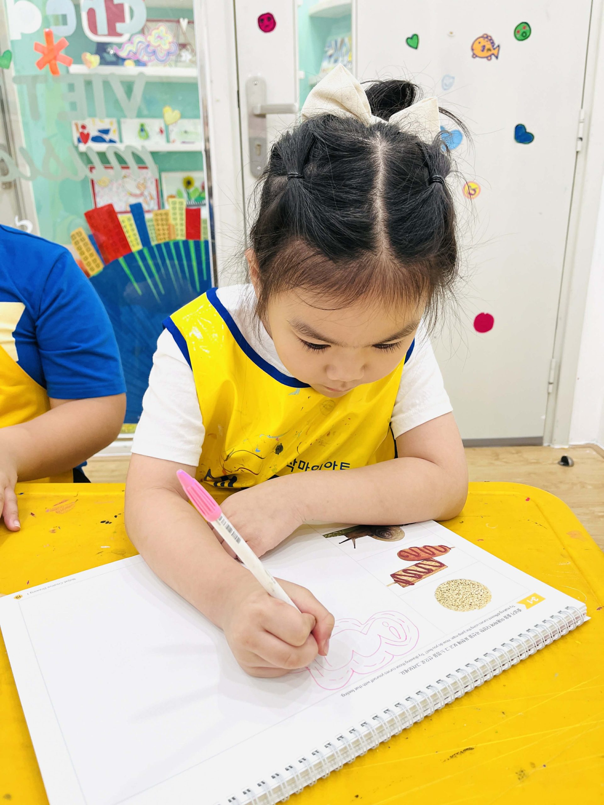 Từ đường Cong, Minie Bắt đầu Hành Trình Sáng Tạo Của Mình