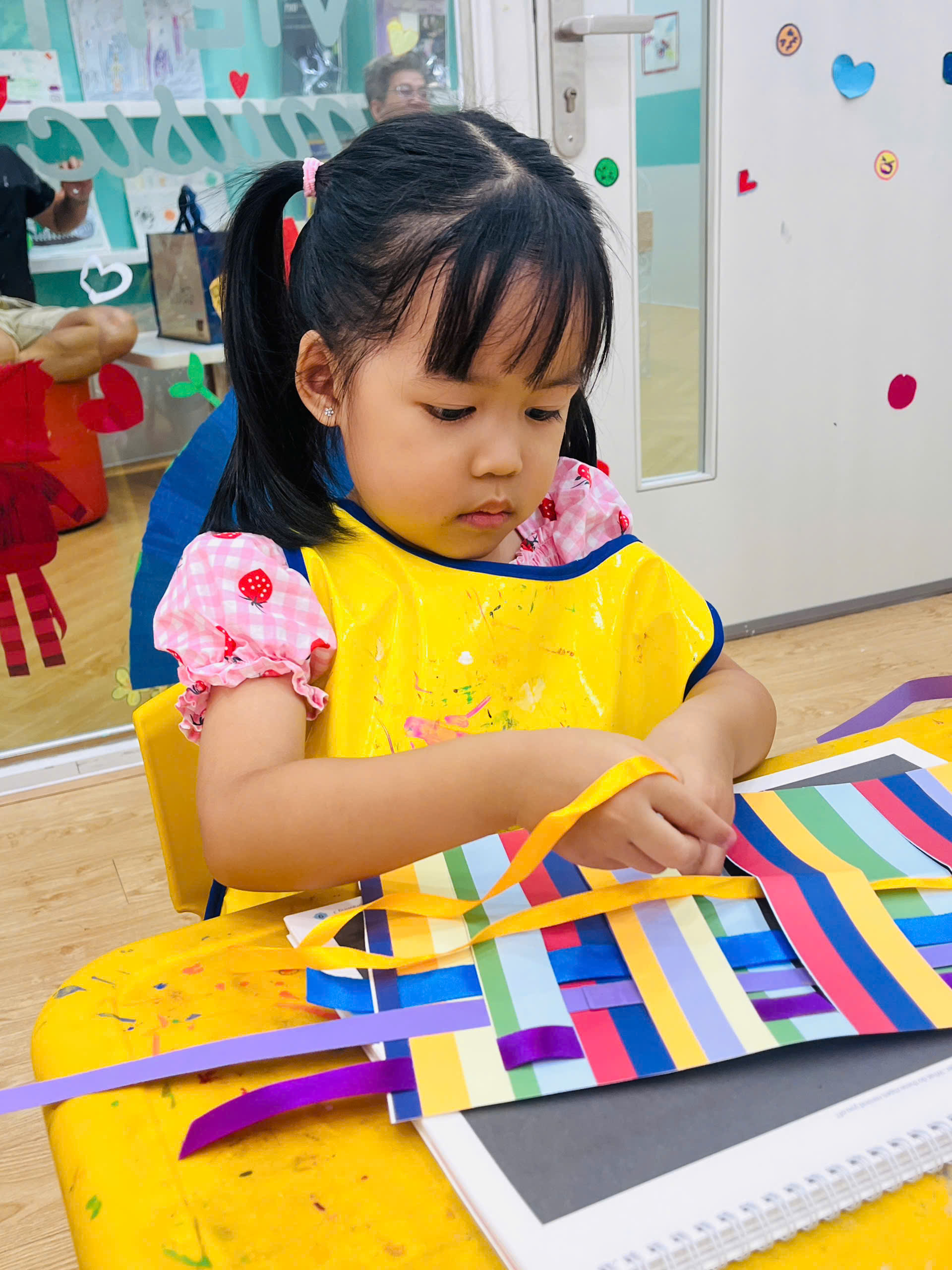 Nghệ Thuật đa Giác Quan: Khi Trẻ Học Bằng Mắt, Tay Và Chuyển động