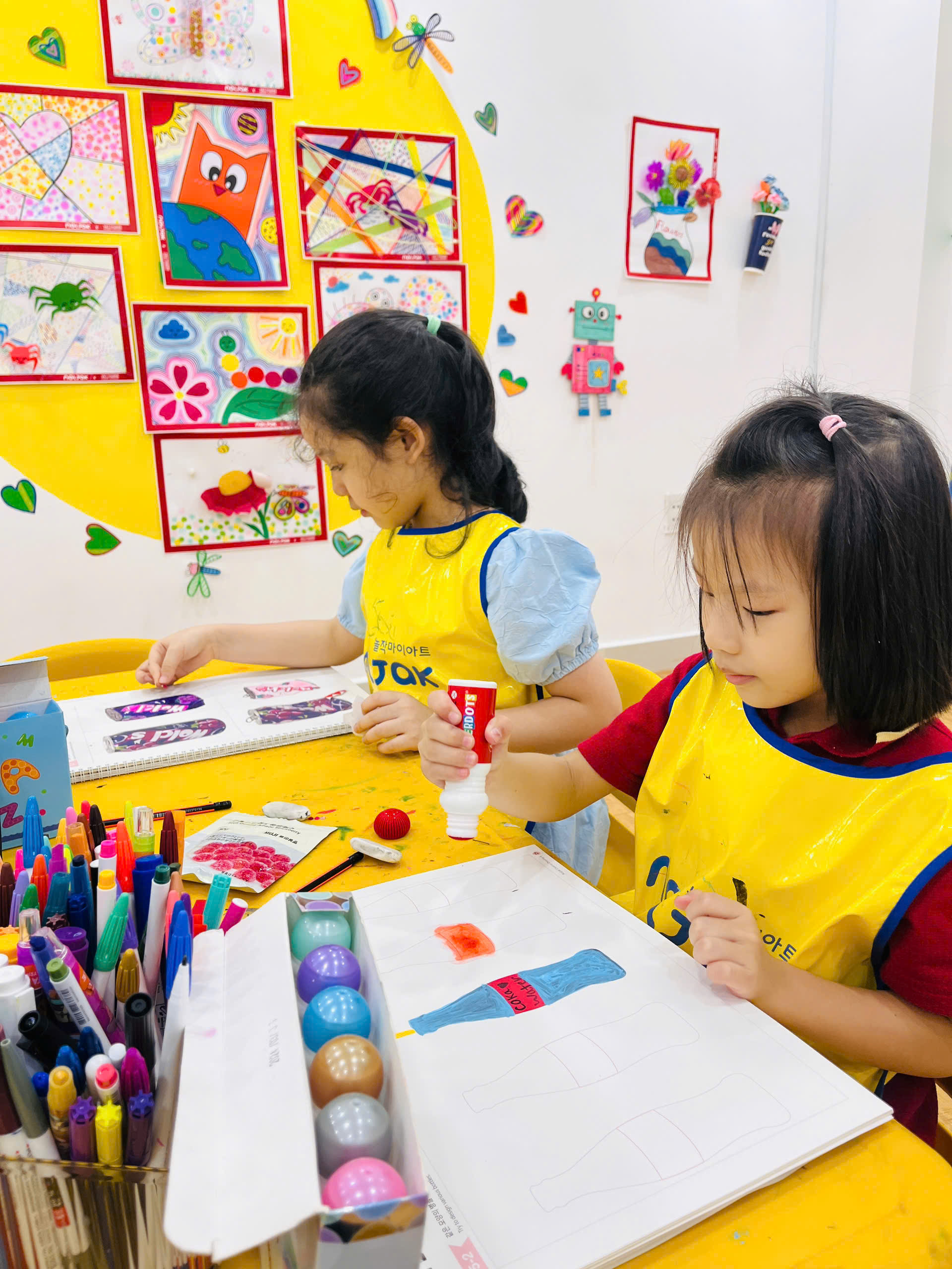 TỪ MỘt ChiẾc Lon NƯỚc Quen ThuỘc ĐẾn BÀi VẼ ĐẦy MÀu SẮc