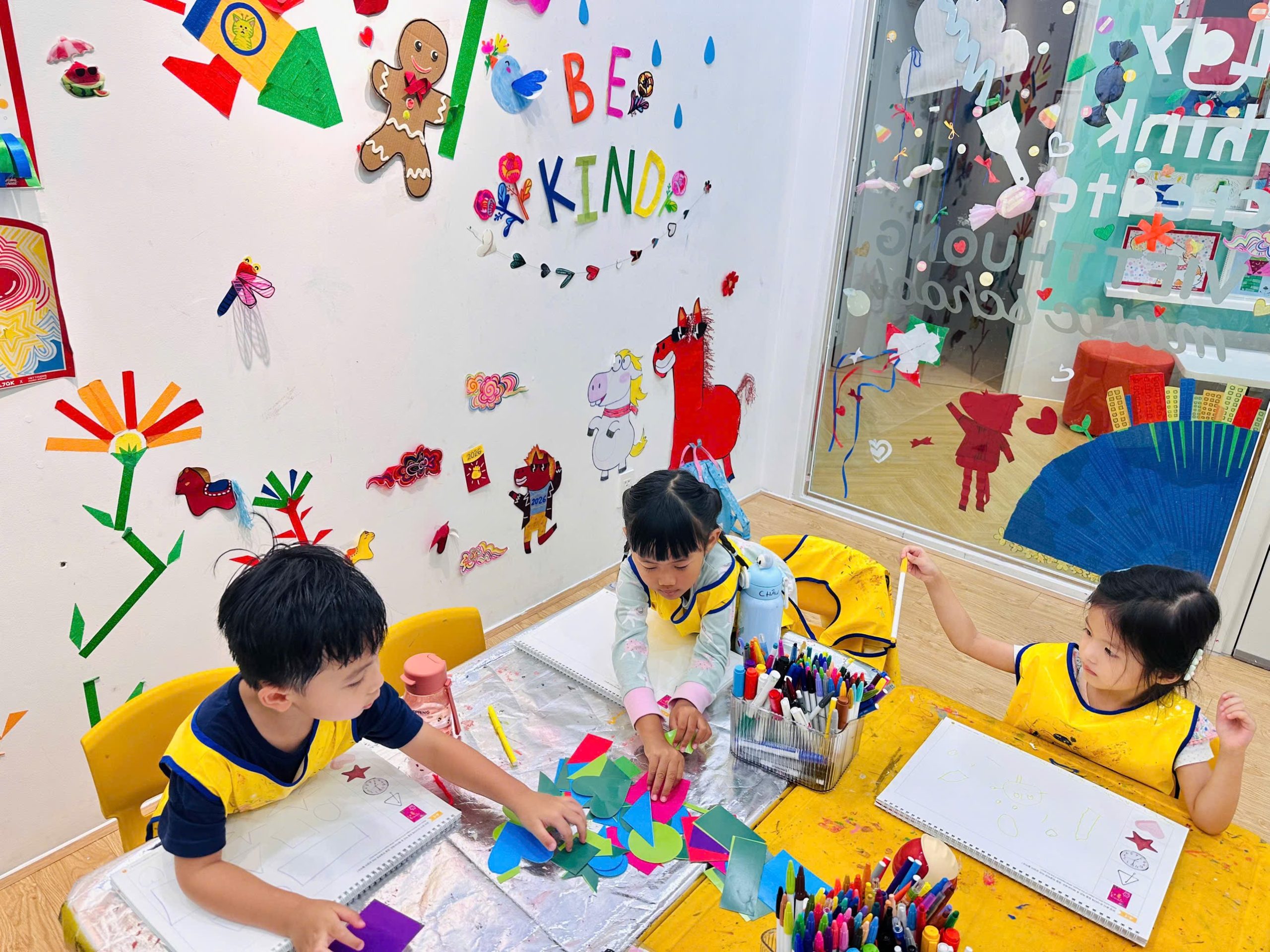 Sáng Tạo Muôn Vàn Bức Tranh Từ Những Sticker Hình Cơ Bản