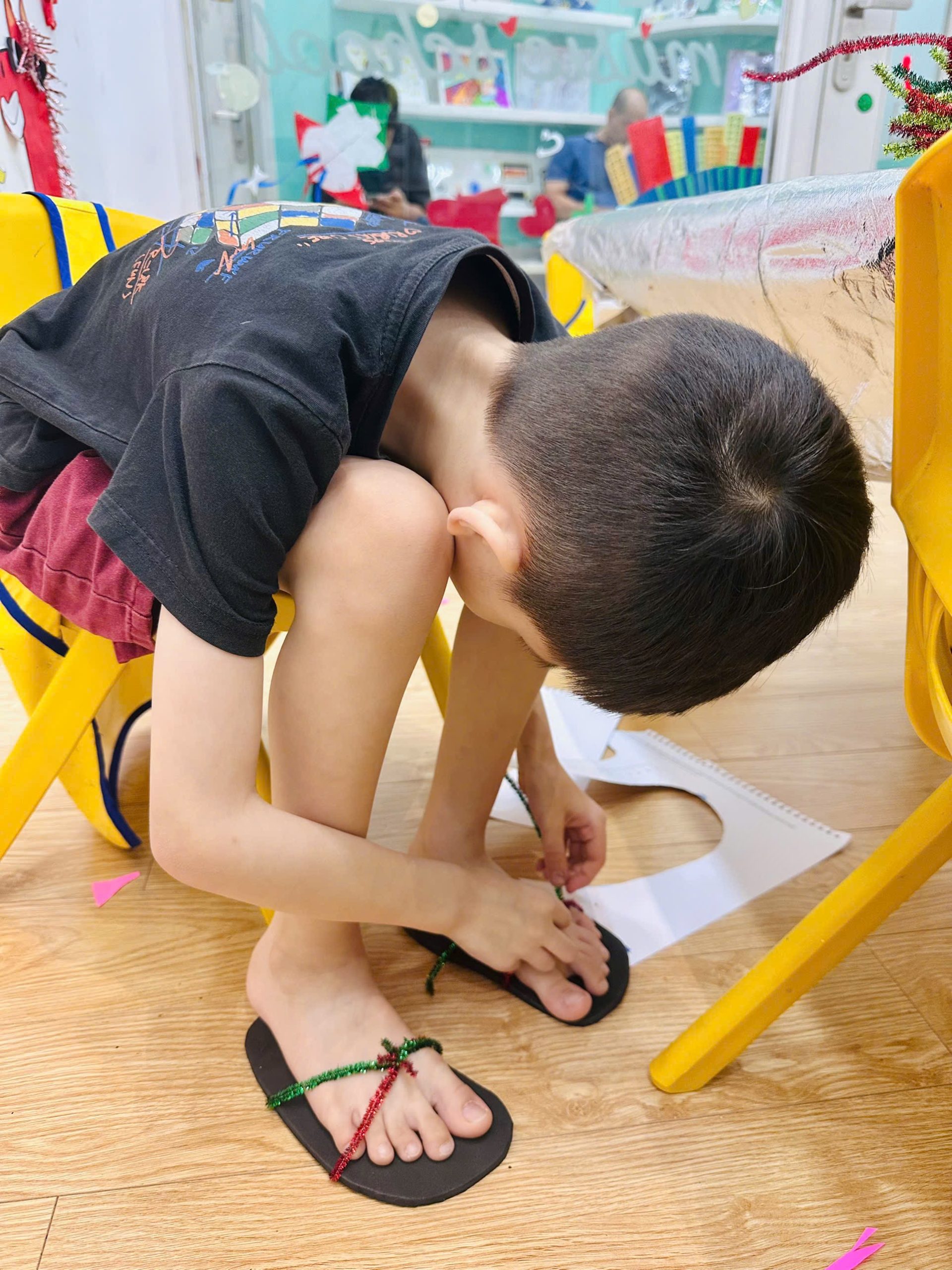 Một Ngày Làm Nhà Thiết Kế Giày Dép Nhí