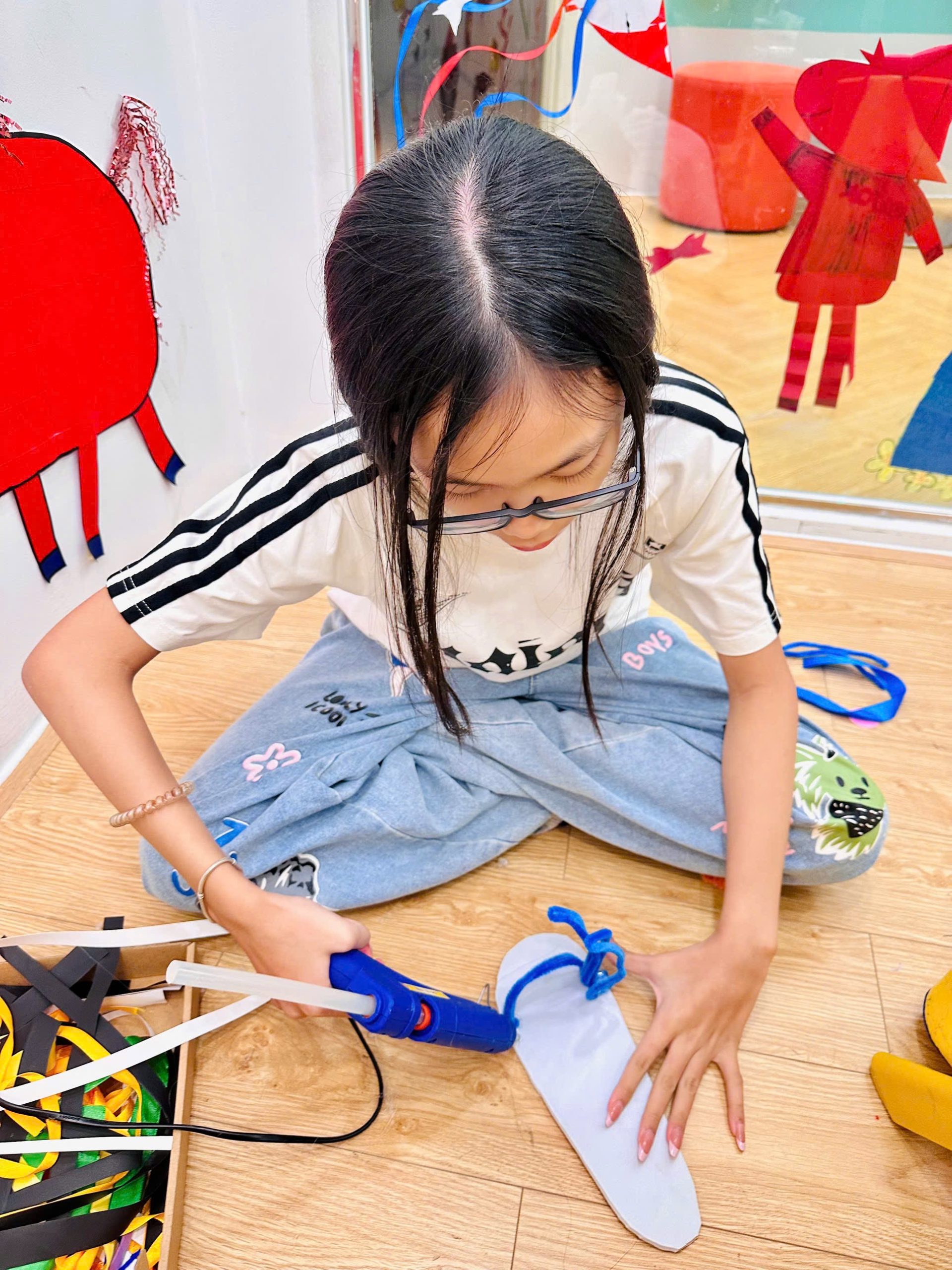 Một Ngày Làm Nhà Thiết Kế Giày Dép Nhí