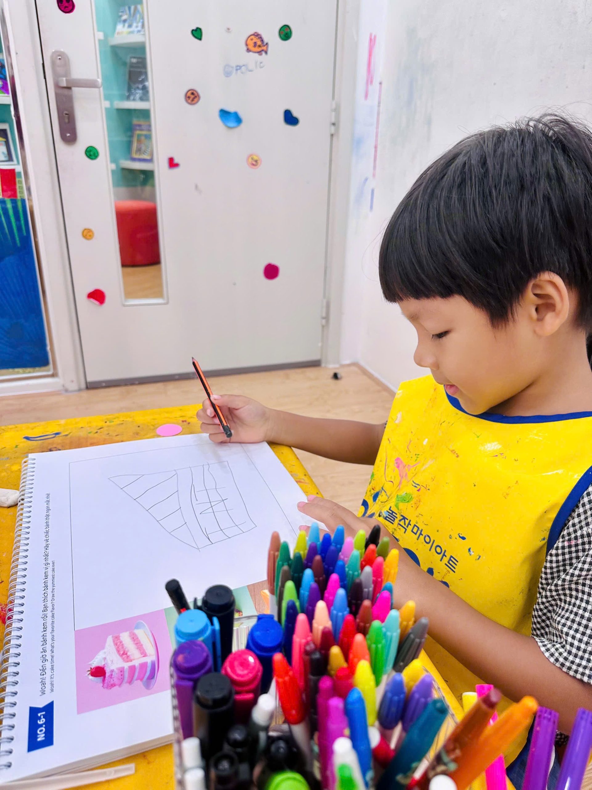Quan Sát Chiếc Bánh Kem