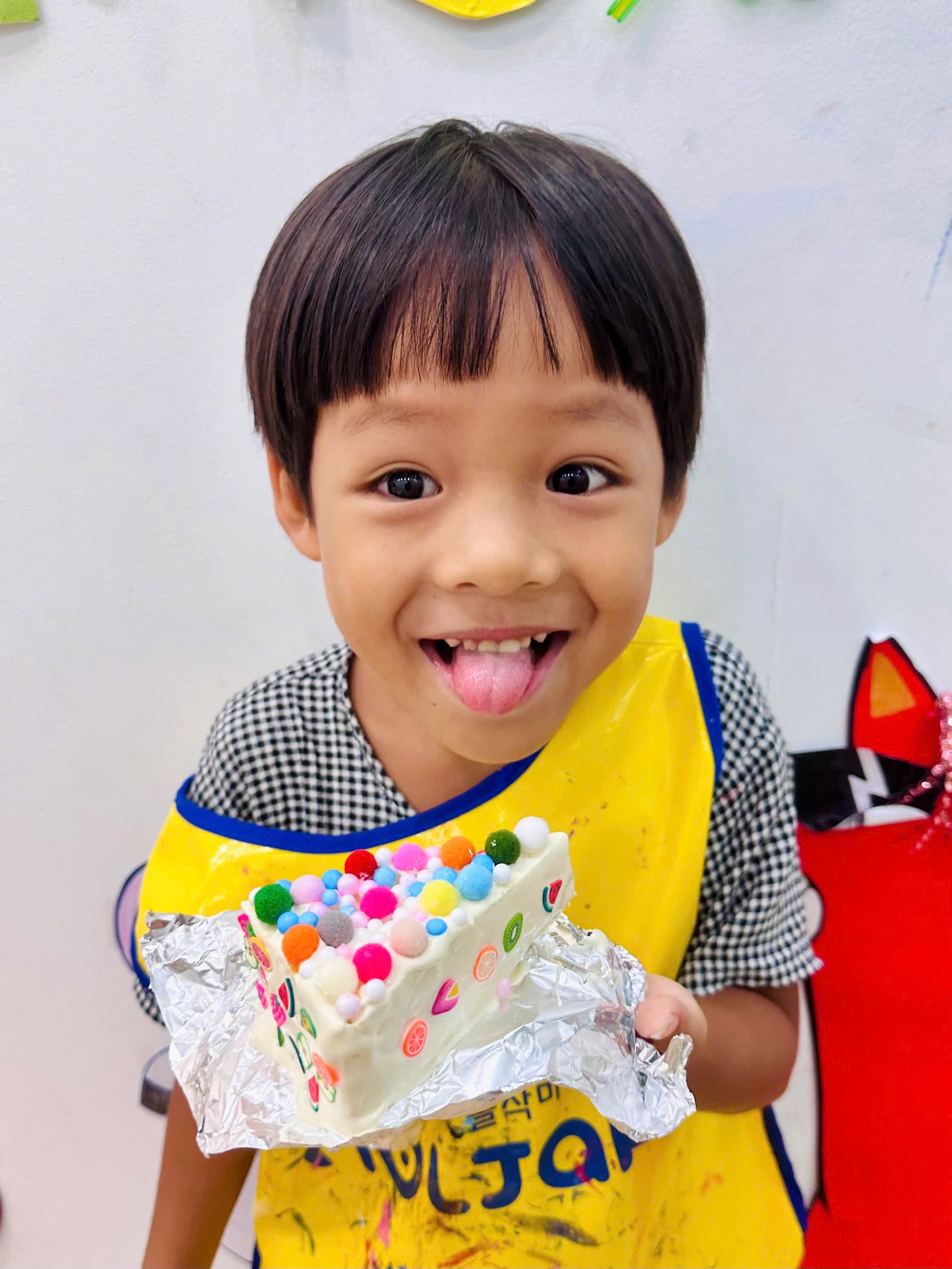 Quan Sát Chiếc Bánh Kem