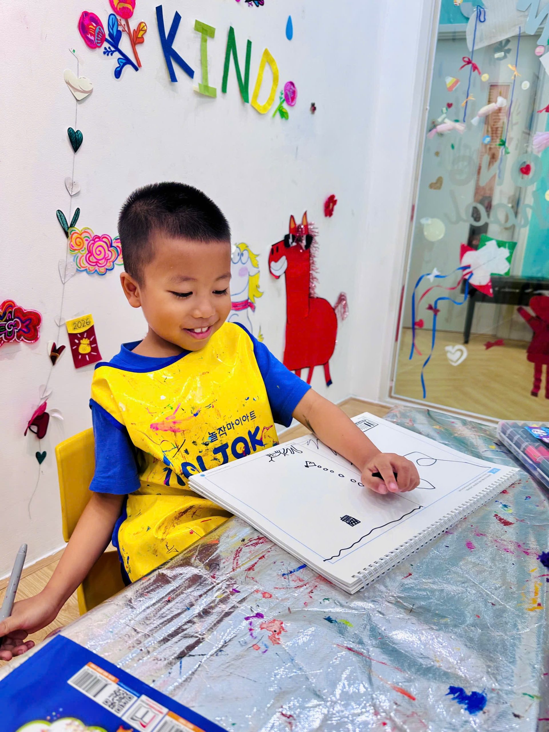 Bé Tự Tay Sáng Tác Quyển Truyện Về đại Dương