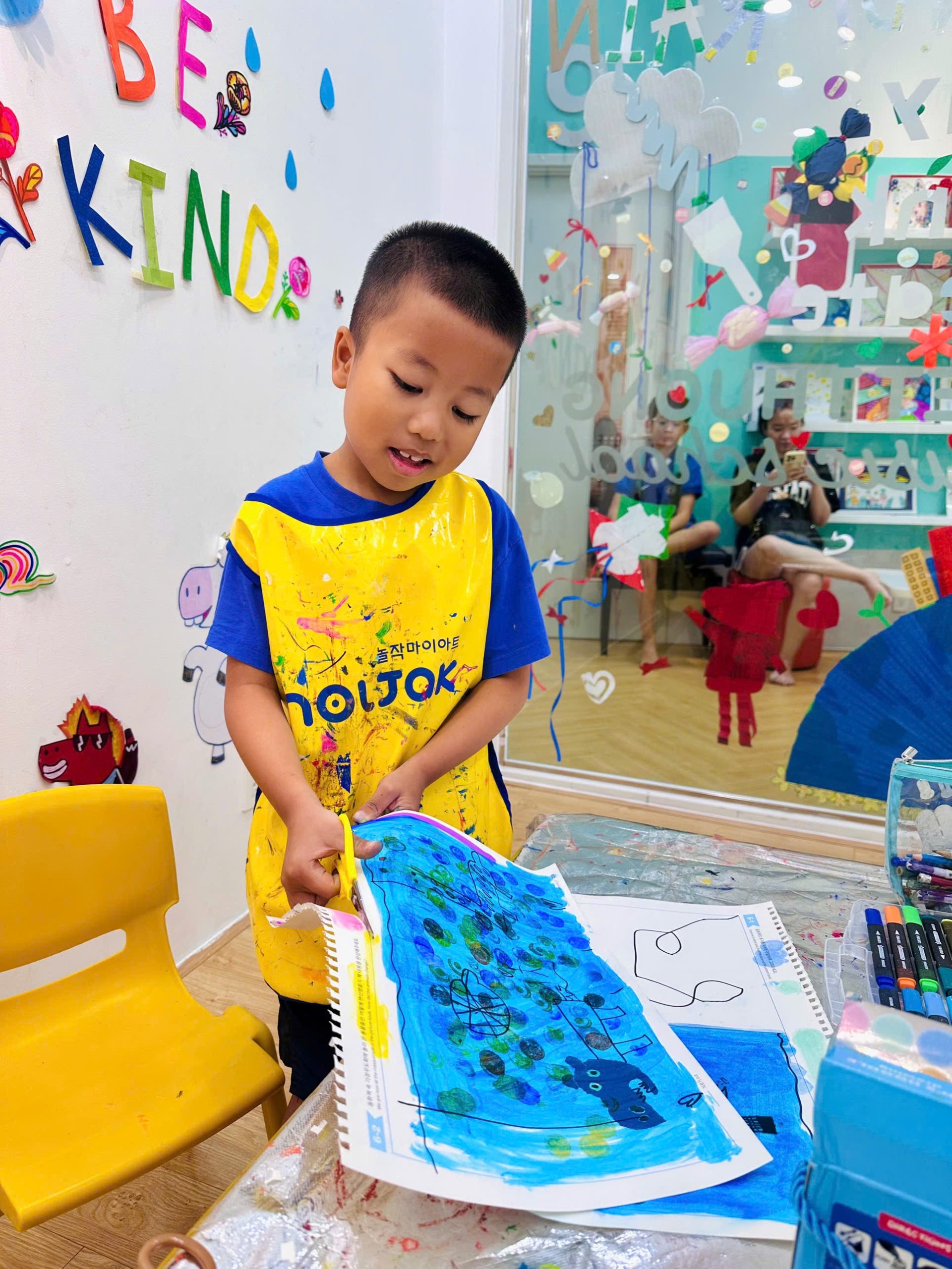 Bé Tự Tay Sáng Tác Quyển Truyện Về đại Dương