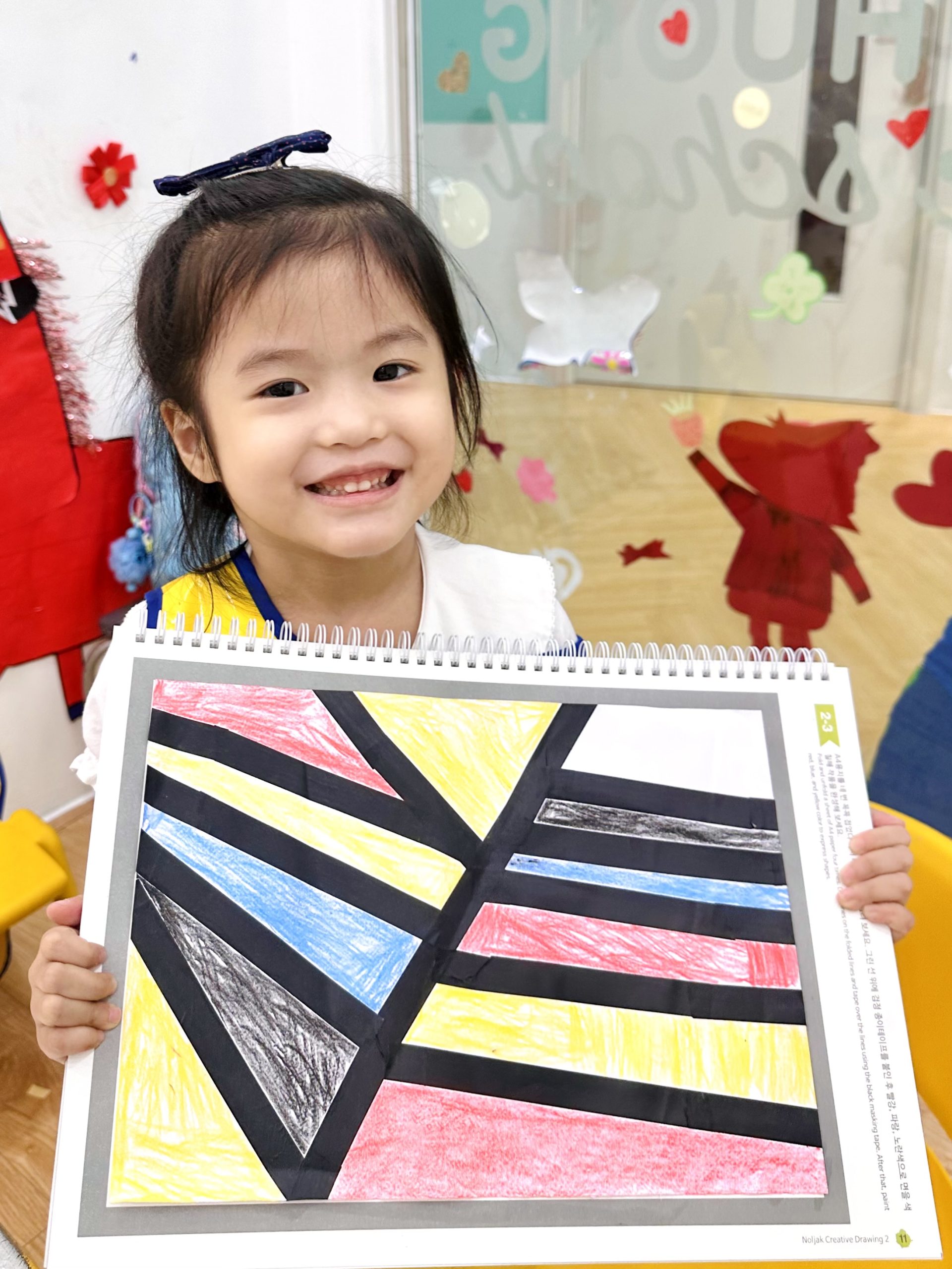 Bé Khám Phá Thế Giới Hình Học Qua Phong Cách Piet Mondrian