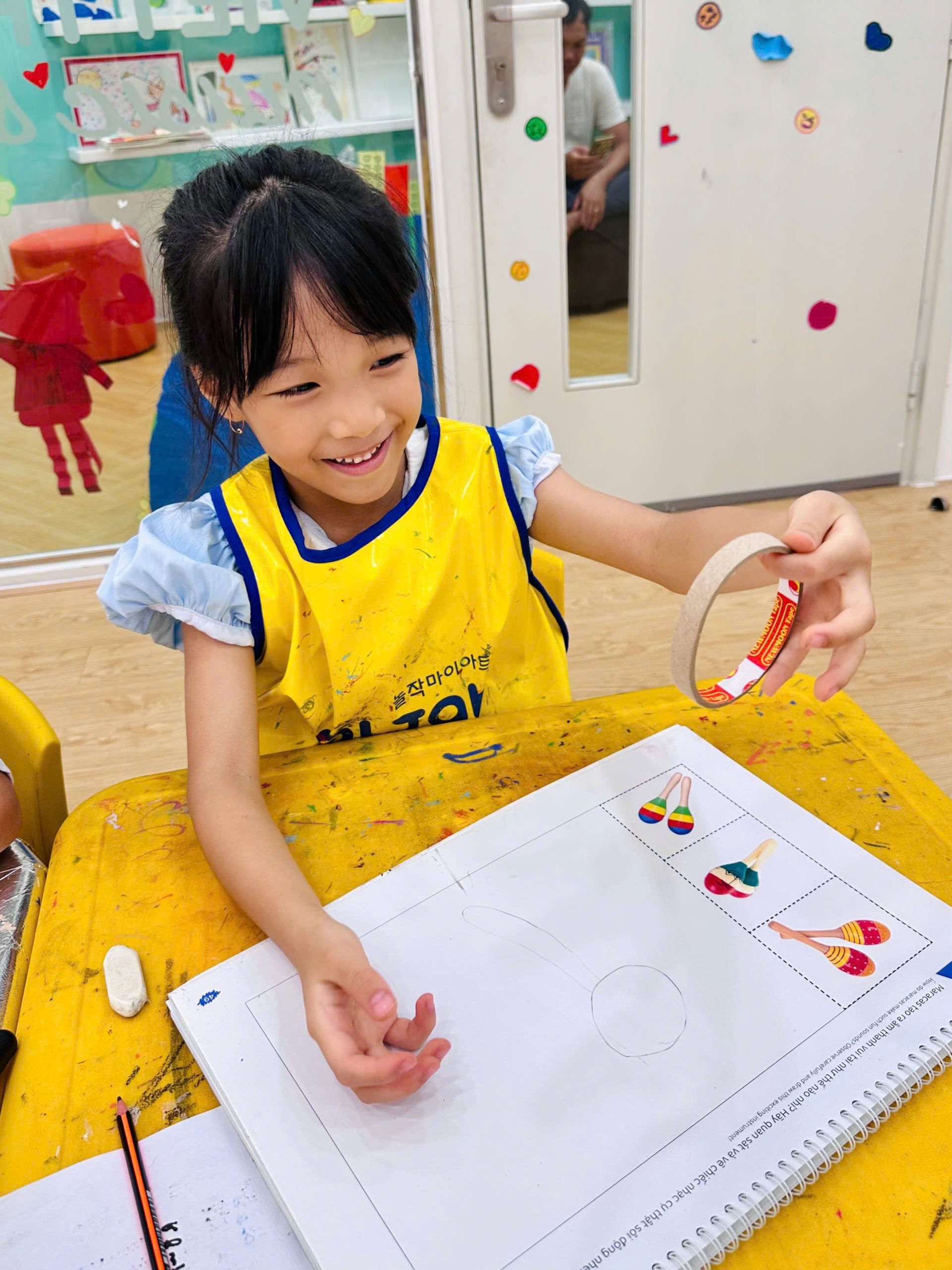 Bé Khám Phá Nhạc Cụ Và Học Vẽ Maracas