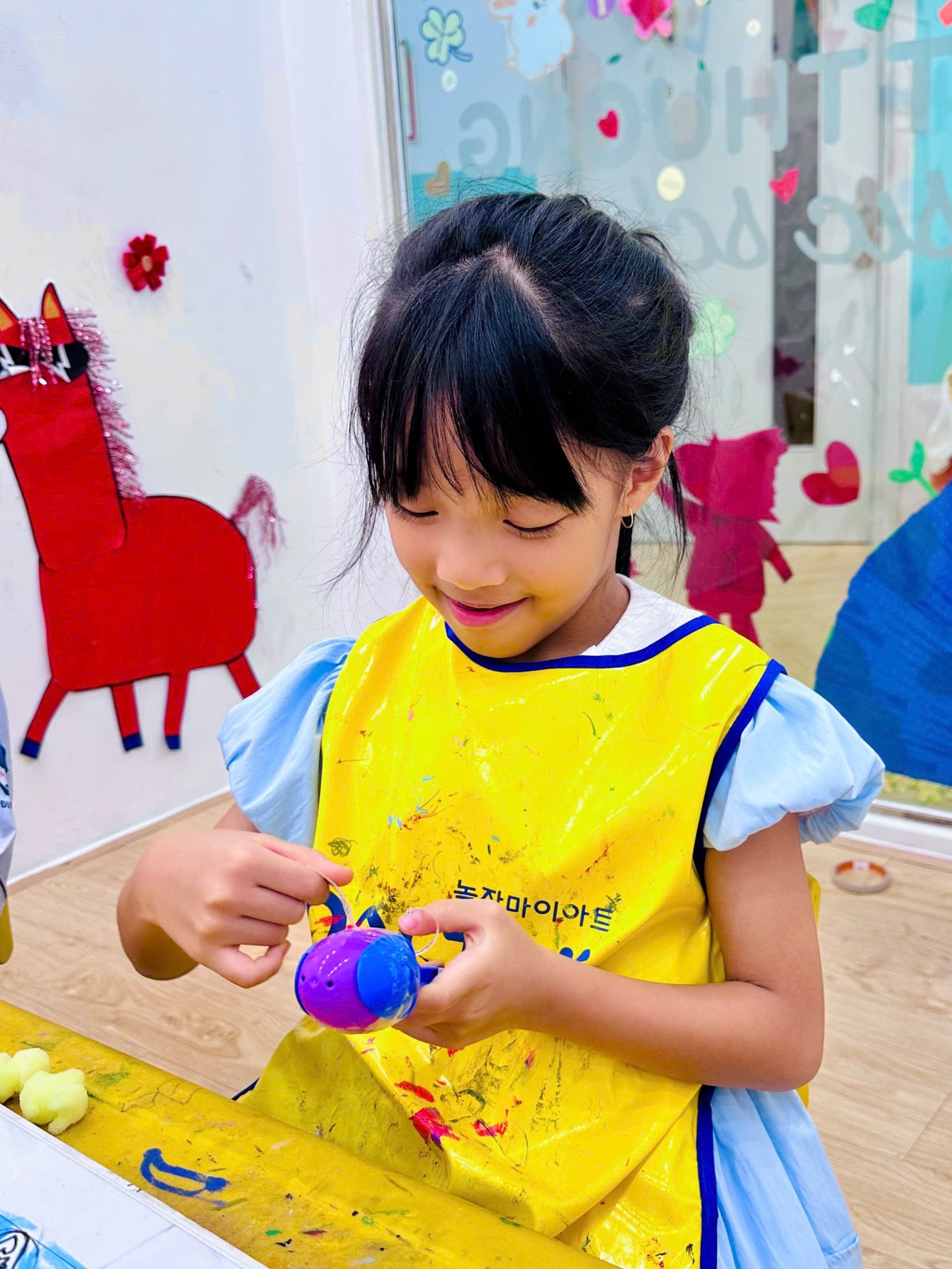Bé Khám Phá Nhạc Cụ Và Học Vẽ Maracas