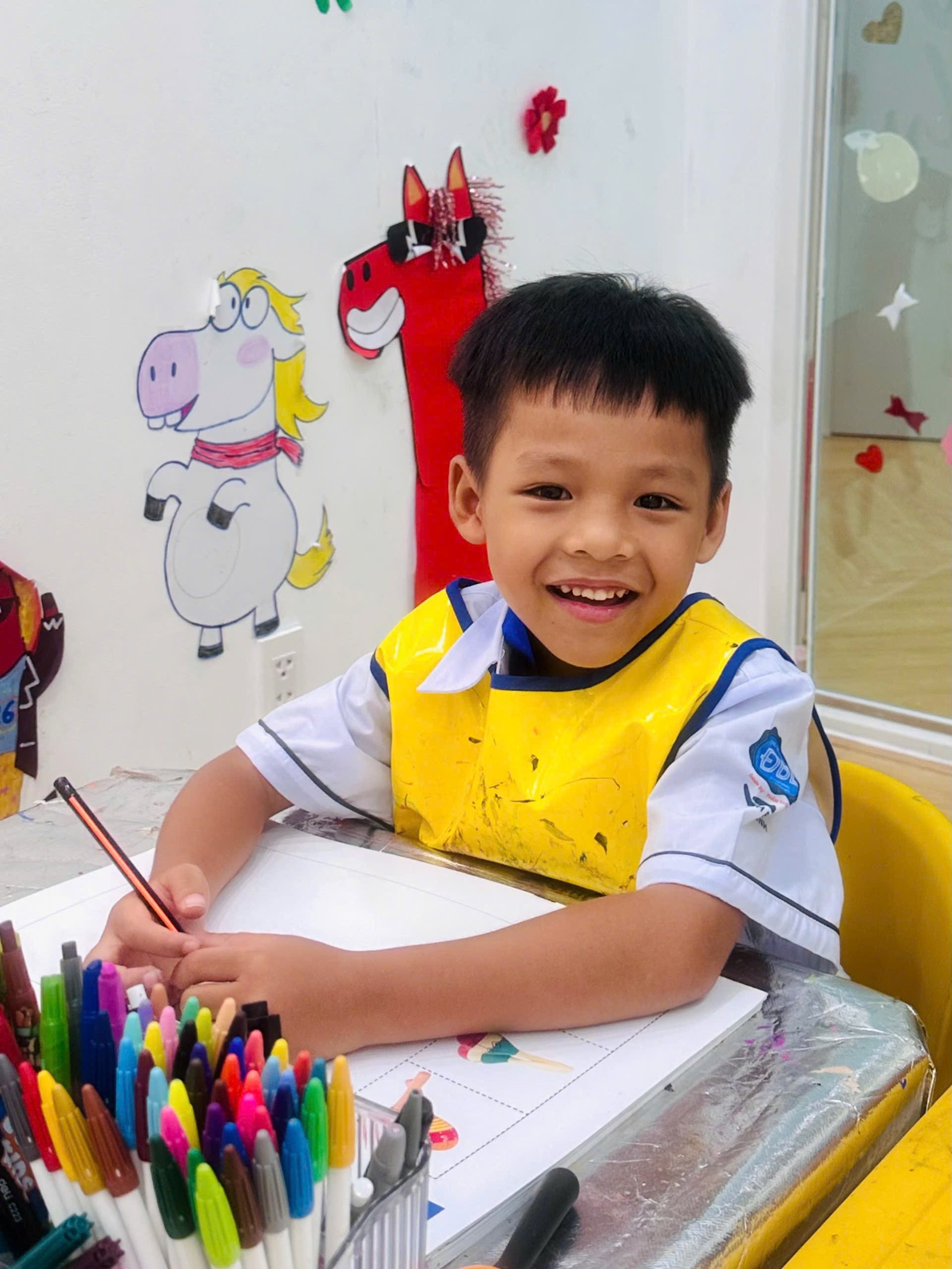 Bé Khám Phá Nhạc Cụ Và Học Vẽ Maracas