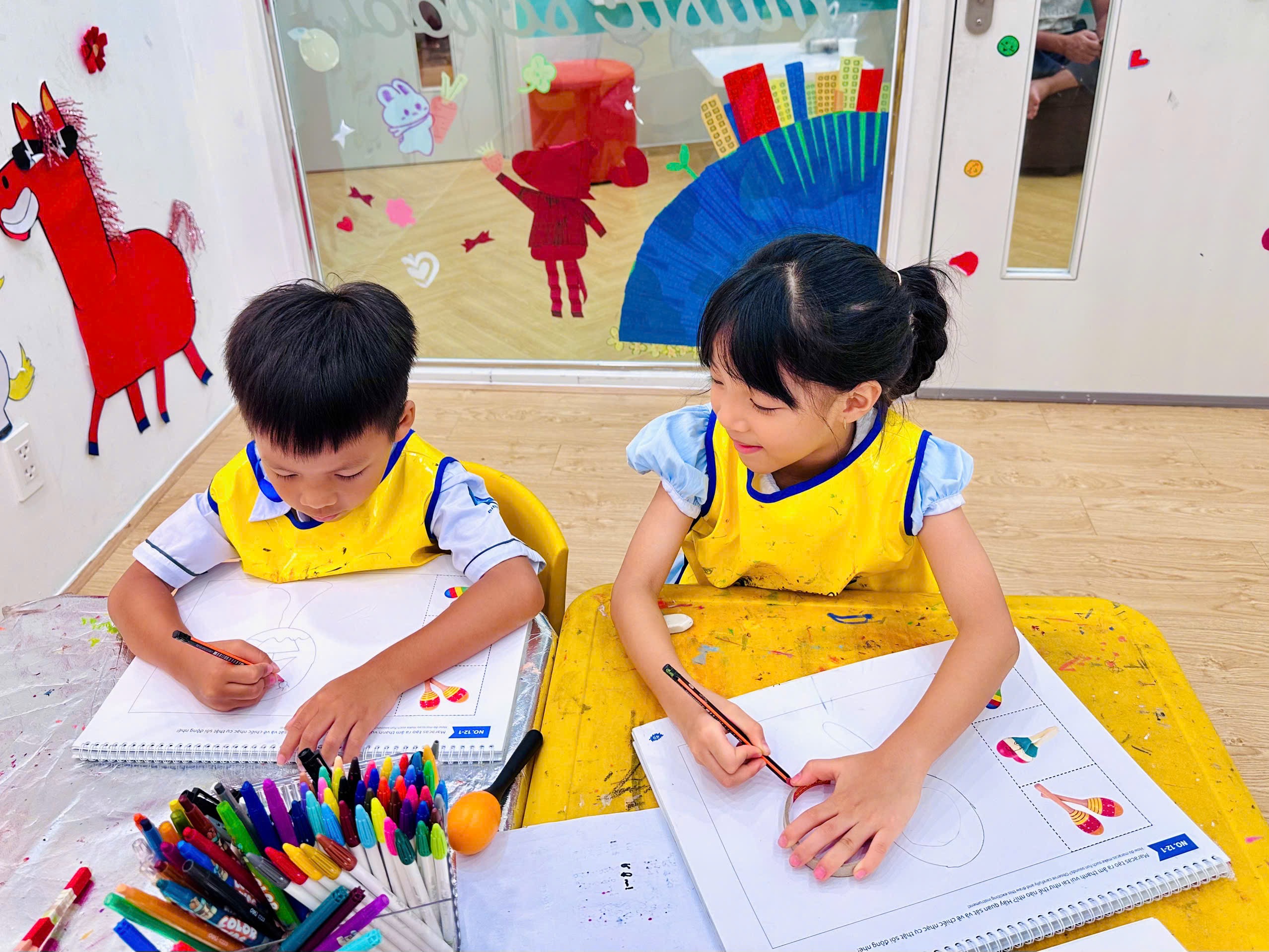 Bé Khám Phá Nhạc Cụ Và Học Vẽ Maracas