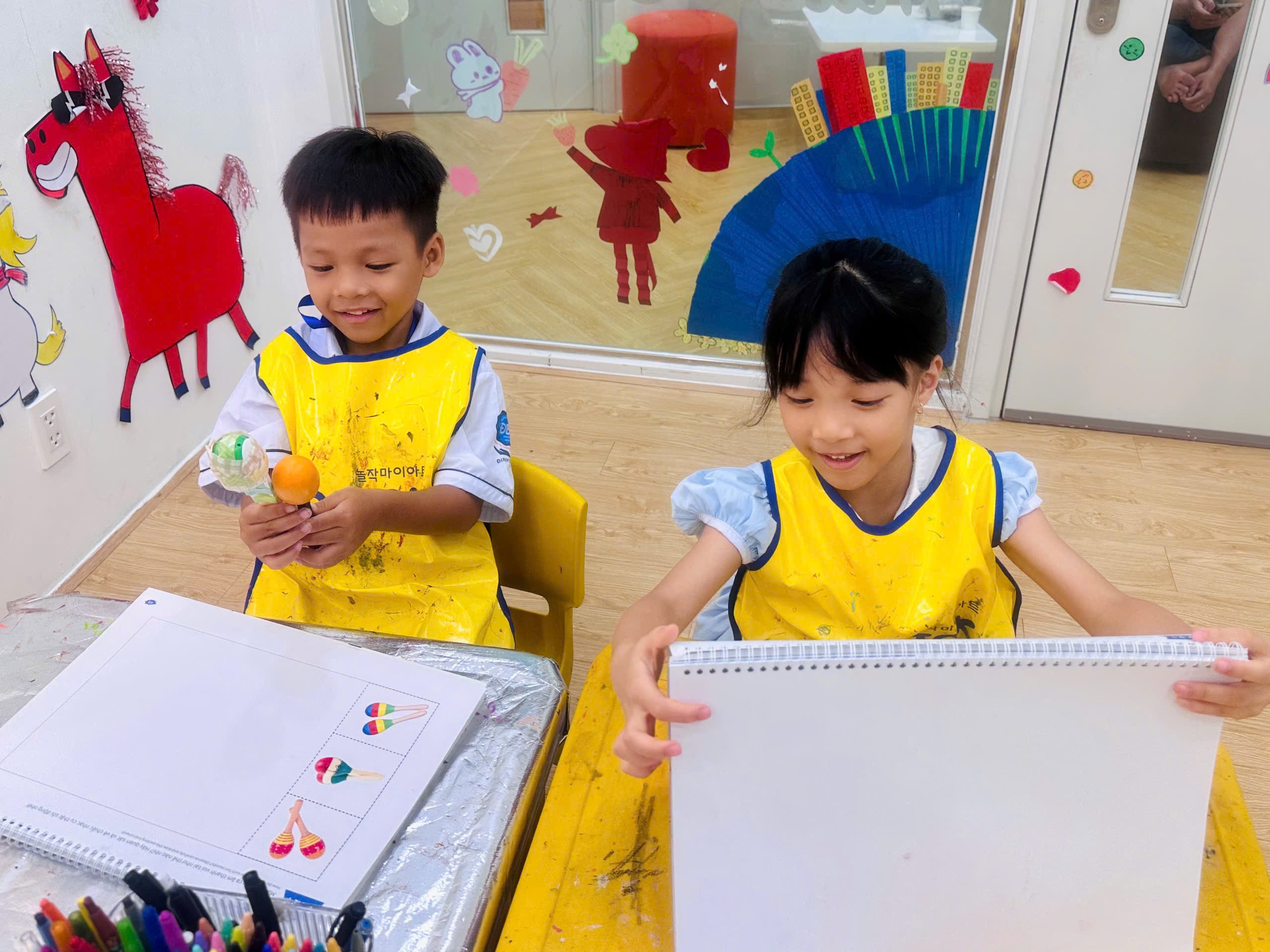 Bé Khám Phá Nhạc Cụ Và Học Vẽ Maracas